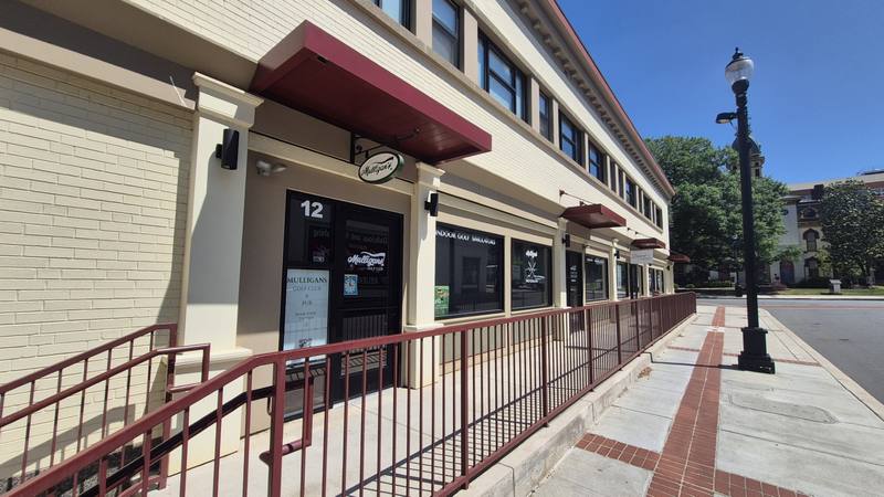 Mulligans Golf Club storefront Barbrick Ave